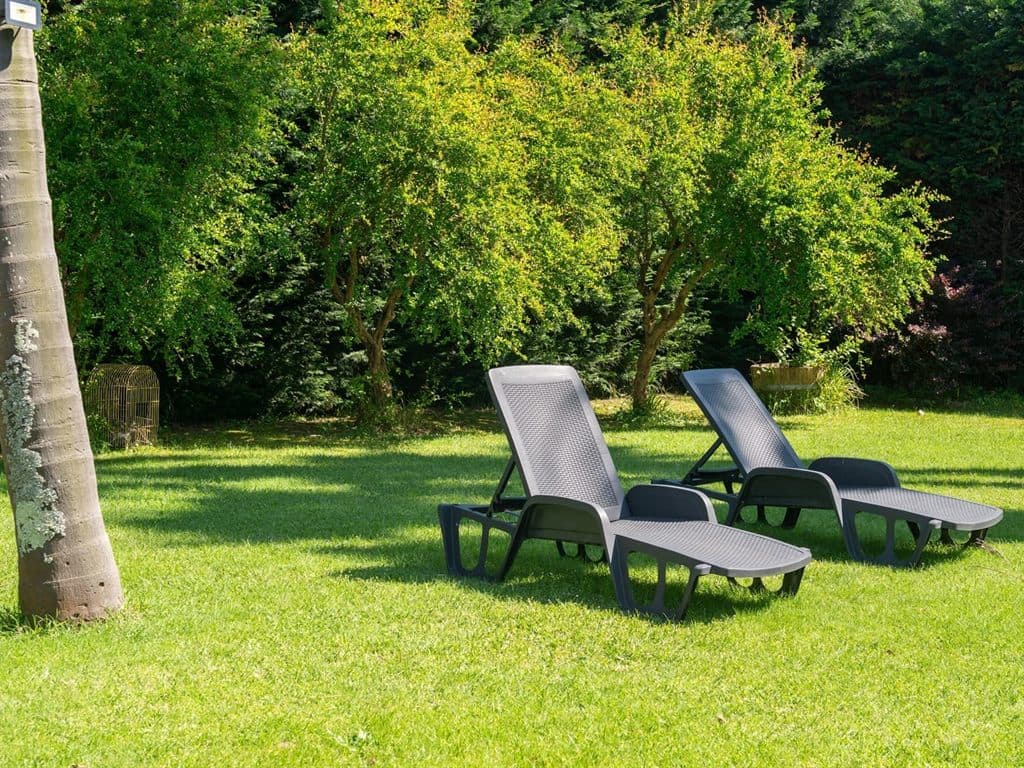 Jardín con tumbonas de Casa de Grande, casa de turismo rural en Cambados